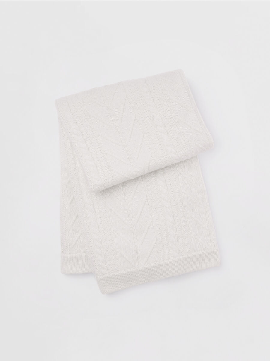 Gebreide cashmere plaid met kabelpatroon image number 0