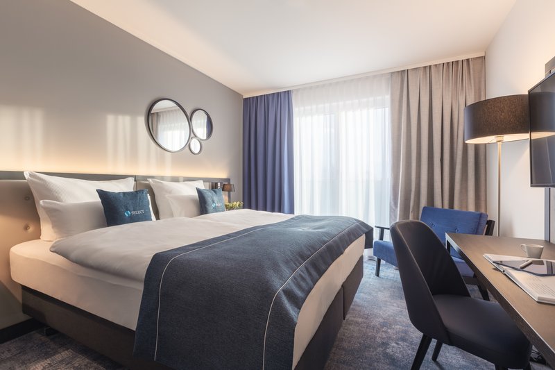 <br /> <b>Notice</b>: Undefined property: stdClass::$Tit_de in <b>/kunden/137789_20097/webseiten/novum-hotels/theme/section/section-hotel-gallery.php</b> on line <b>35</b><br /> 