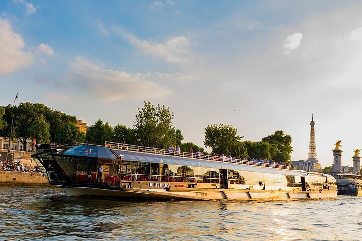 2023 Paris Seine River Dinner Cruise with Live Music by Bateaux Mouches