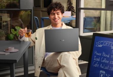 Persona che lavora in un cafe con ASUS Vivobook S16 grigio