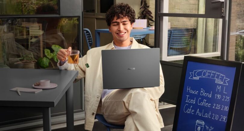 Persona che lavora in un cafe con ASUS Vivobook S16 grigio