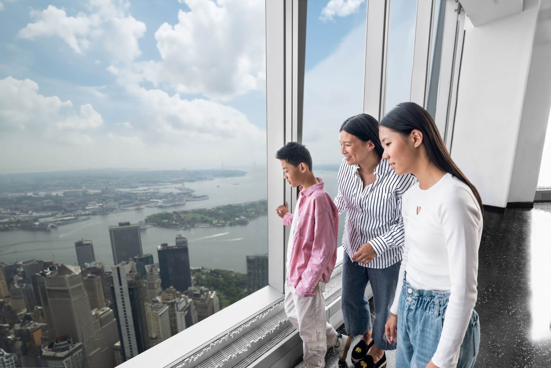 Famille admirant la vue sur New York depuis One World Observatory