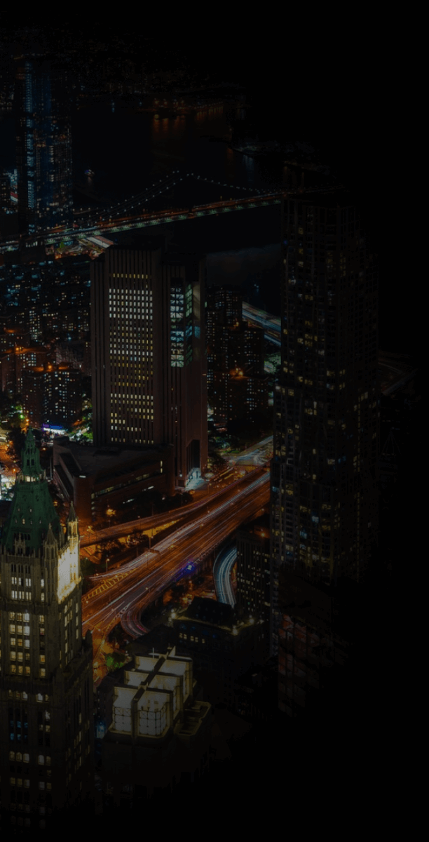 Vue nocturne de Lower Manhattan et du pont de Brooklyn