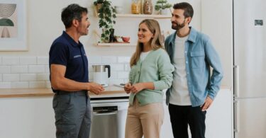 Pareja consultando a un técnico en una cocina con electrodomésticos Bosch