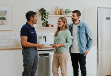 Pareja consultando a un técnico en una cocina con electrodomésticos Bosch