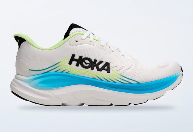 Scarpa da running Hoka Clifton 11 bianca su fondo chiaro