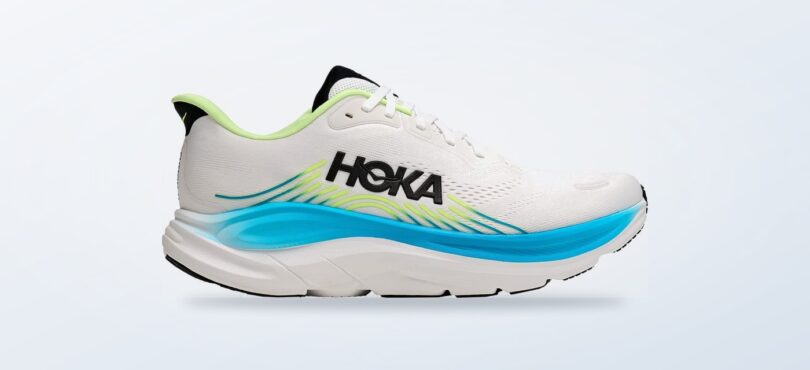 Scarpa da running Hoka Clifton 11 bianca su fondo chiaro