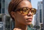 Persona usando lentes Eagle Eyes NightLite Fit On Tortoise