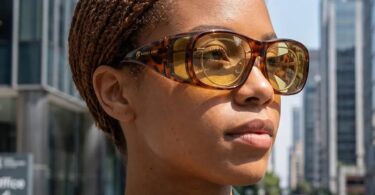 Persona usando lentes Eagle Eyes NightLite Fit On Tortoise