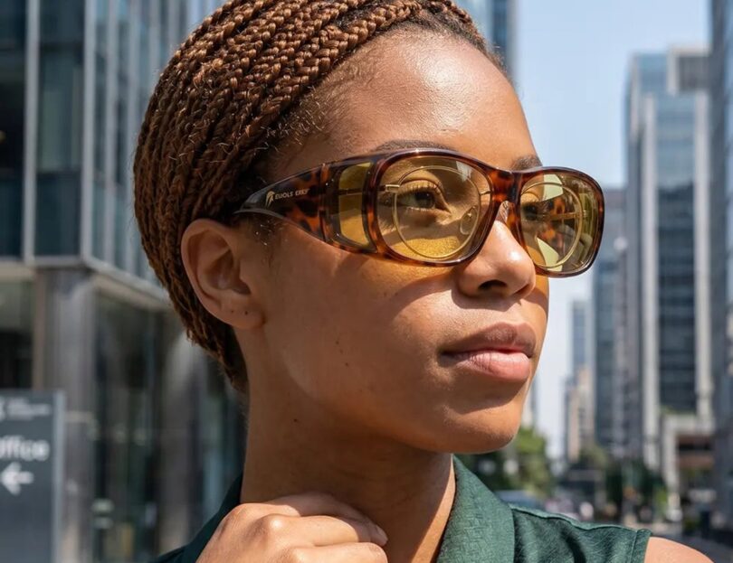 Persona usando lentes Eagle Eyes NightLite Fit On Tortoise