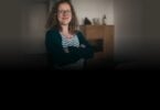 Frau in einem modernen Wohninterieur mit EcoFlow Energie