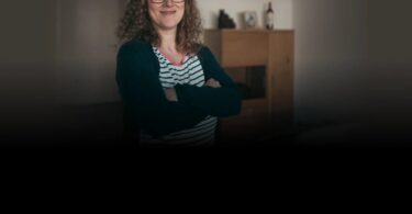 Frau in einem modernen Wohninterieur mit EcoFlow Energie