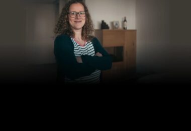 Frau in einem modernen Wohninterieur mit EcoFlow Energie