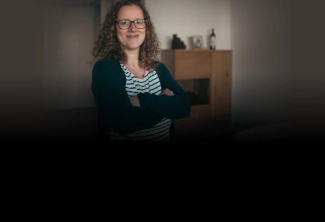 Frau in einem modernen Wohninterieur mit EcoFlow Energie
