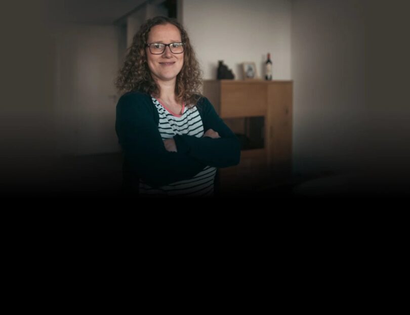Frau in einem modernen Wohninterieur mit EcoFlow Energie