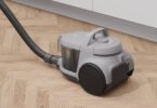 Vysávač Electrolux 500 na podlahe v interiéri