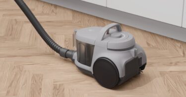 Vysávač Electrolux 500 na podlahe v interiéri