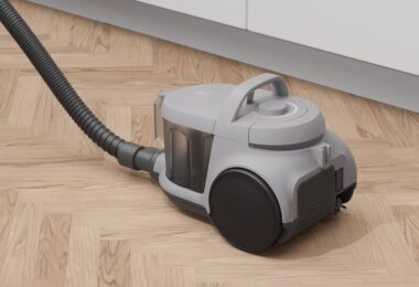 Vysávač Electrolux 500 na podlahe v interiéri