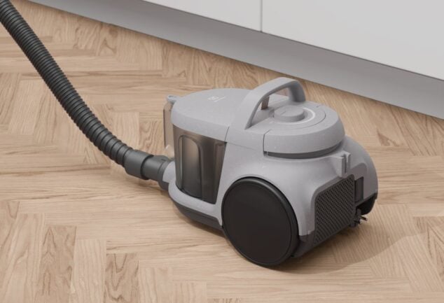 Vysávač Electrolux 500 na podlahe v interiéri