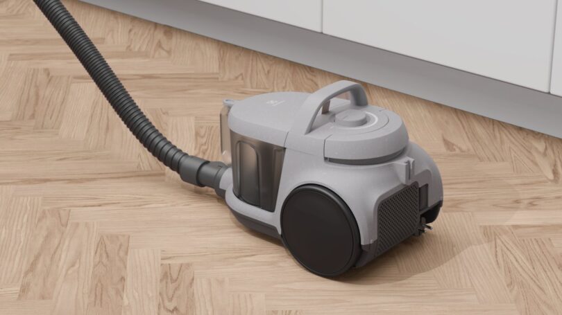 Vysávač Electrolux 500 na podlahe v interiéri