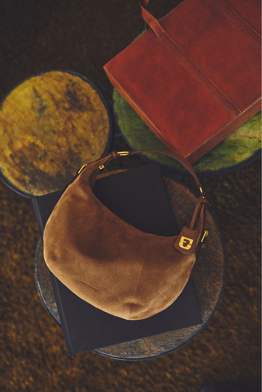 Sac Gerard Darel LUNA en daim camel posé sur un livre