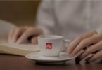 Tazza di espresso Illy tenuta in mano