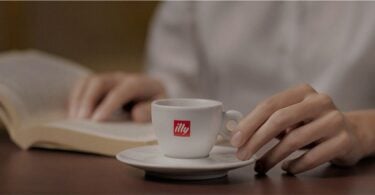 Tazza di espresso Illy tenuta in mano