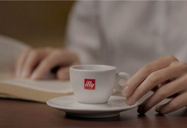 Tazza di espresso Illy tenuta in mano