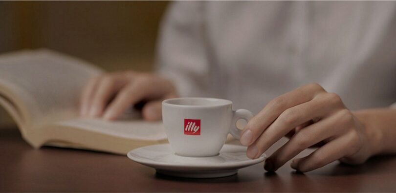 Tazza di espresso Illy tenuta in mano