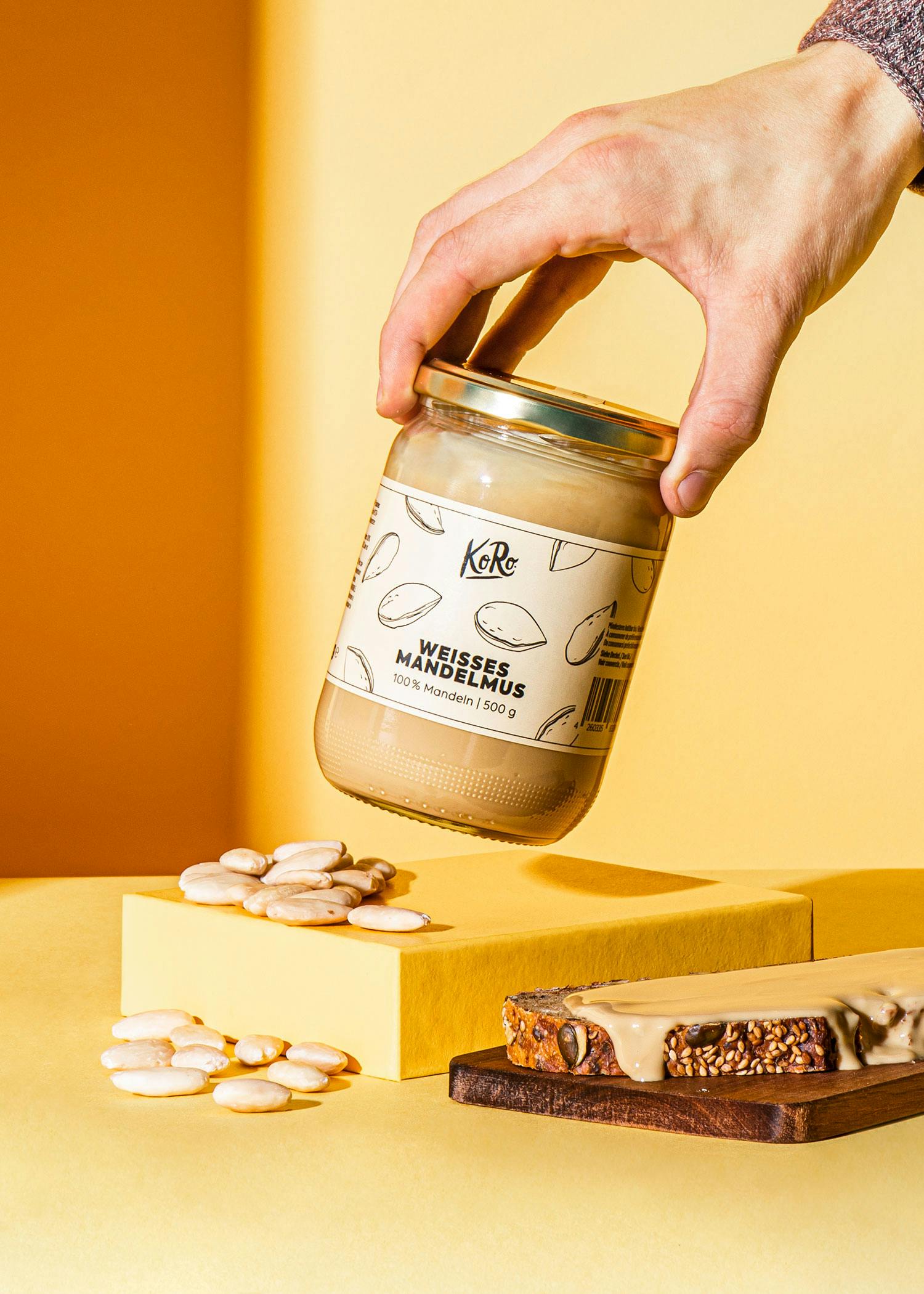 Weißes Mandelmus als Topping für ein Frühstück