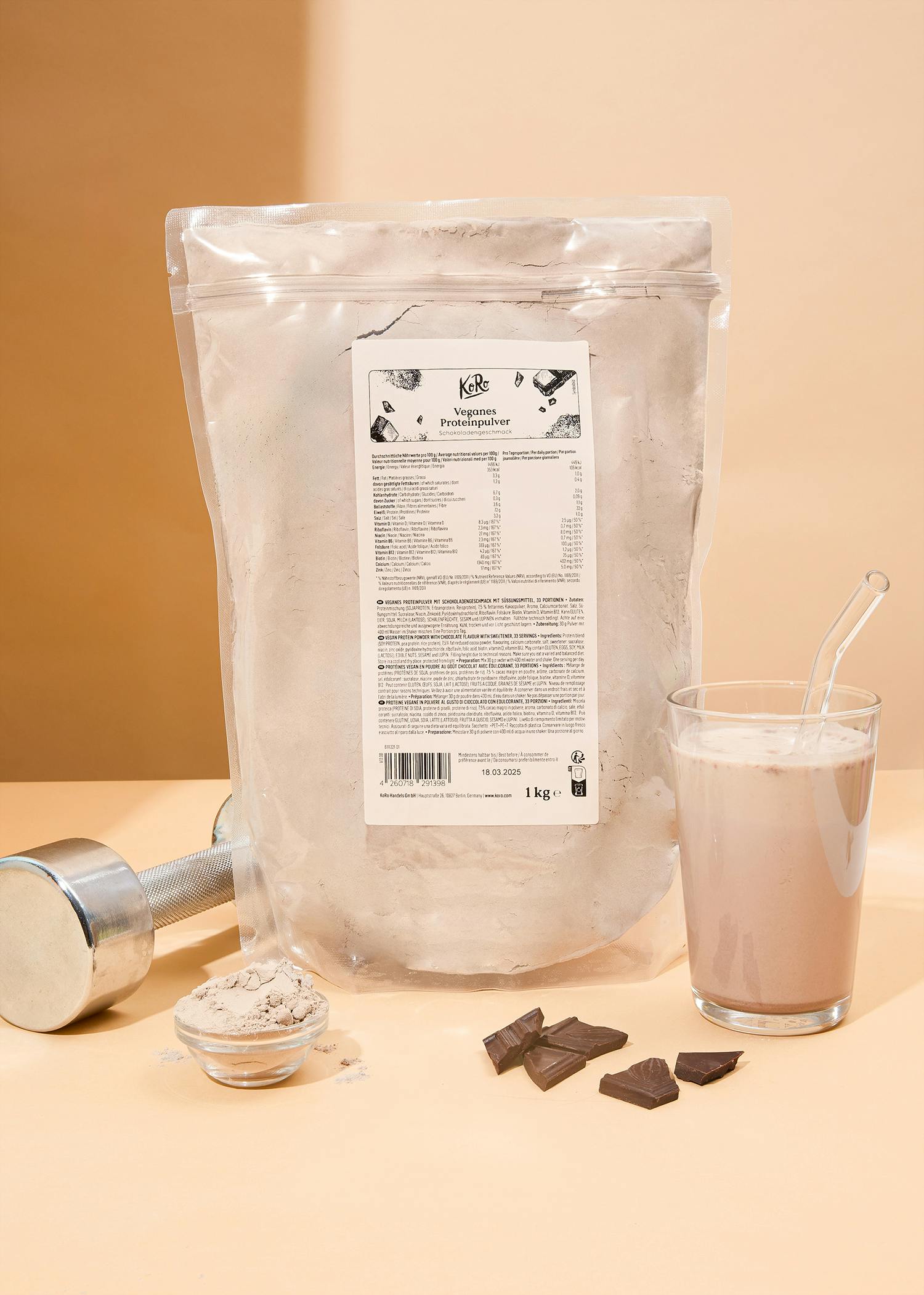 Beutel mit veganem Schokoladen-Proteinpulver neben einem Glas