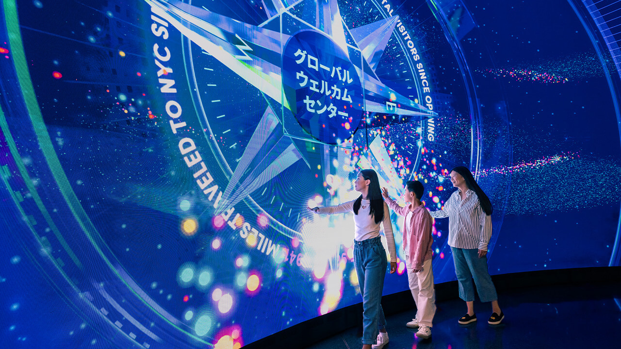 Visiteurs devant l'exposition interactive Horizon Grid