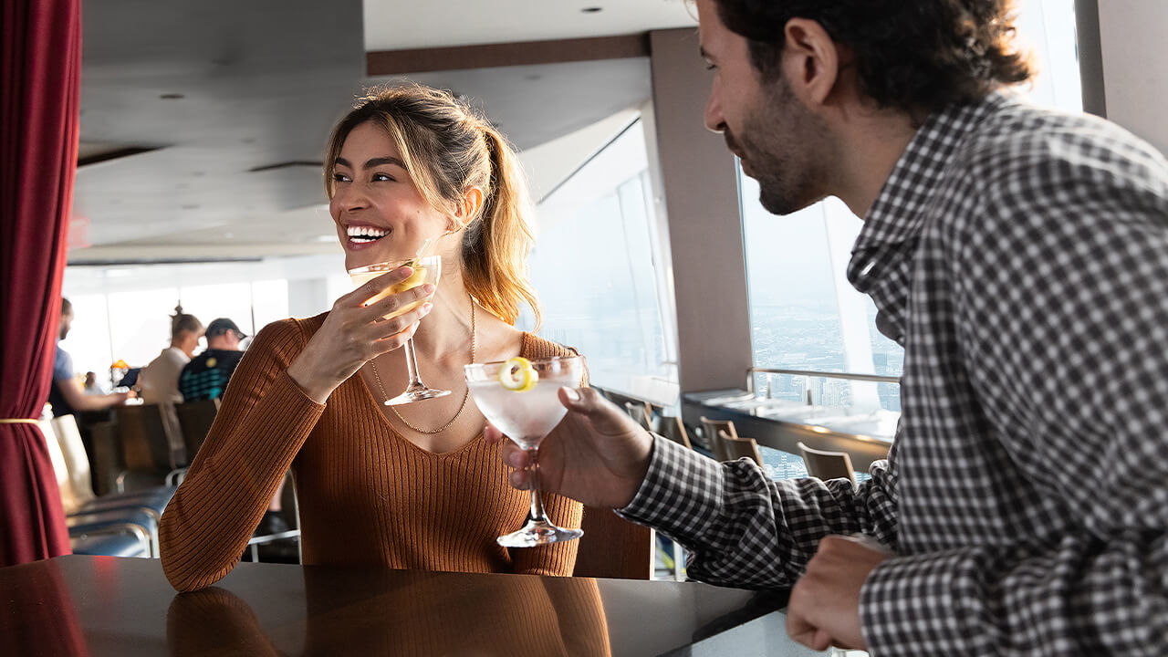 Cocktails servis au restaurant ONE Dine avec vue sur New York