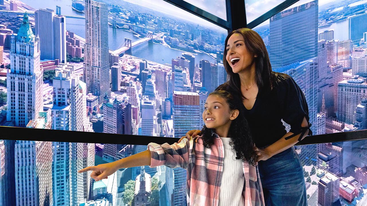 Visiteurs dans l'ascenseur SkyPod de One World Observatory