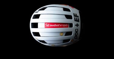 Parte superiore di un casco POC bianco