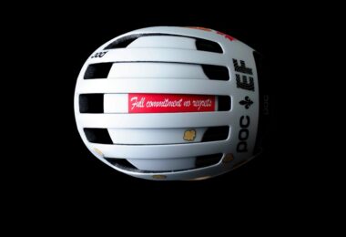 Parte superiore di un casco POC bianco