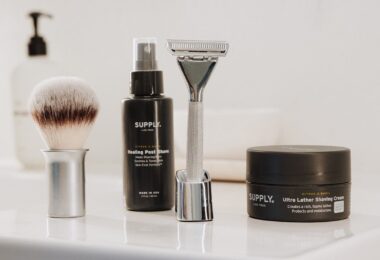 Supply Single Edge MAX shaving products arranged on a bathroom counter