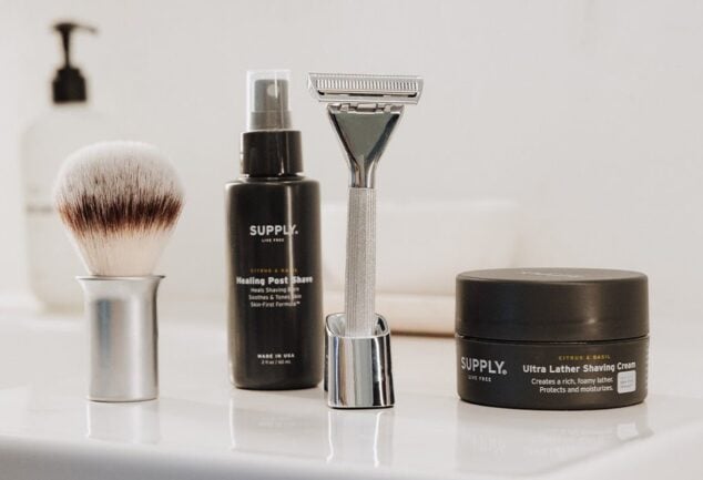 Supply Single Edge MAX shaving products arranged on a bathroom counter