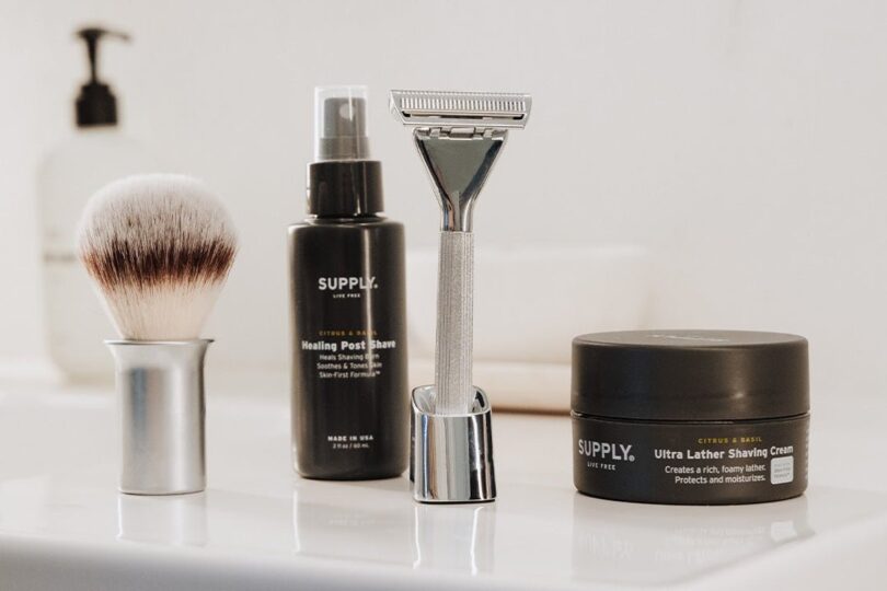 Supply Single Edge MAX shaving products arranged on a bathroom counter