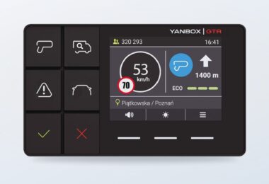 Ekran urządzenia YANBOX Yanosik GTR z komunikatami drogowymi