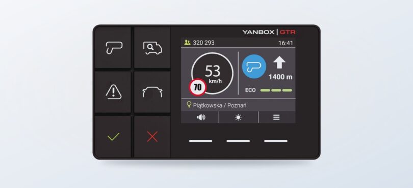 Ekran urządzenia YANBOX Yanosik GTR z komunikatami drogowymi