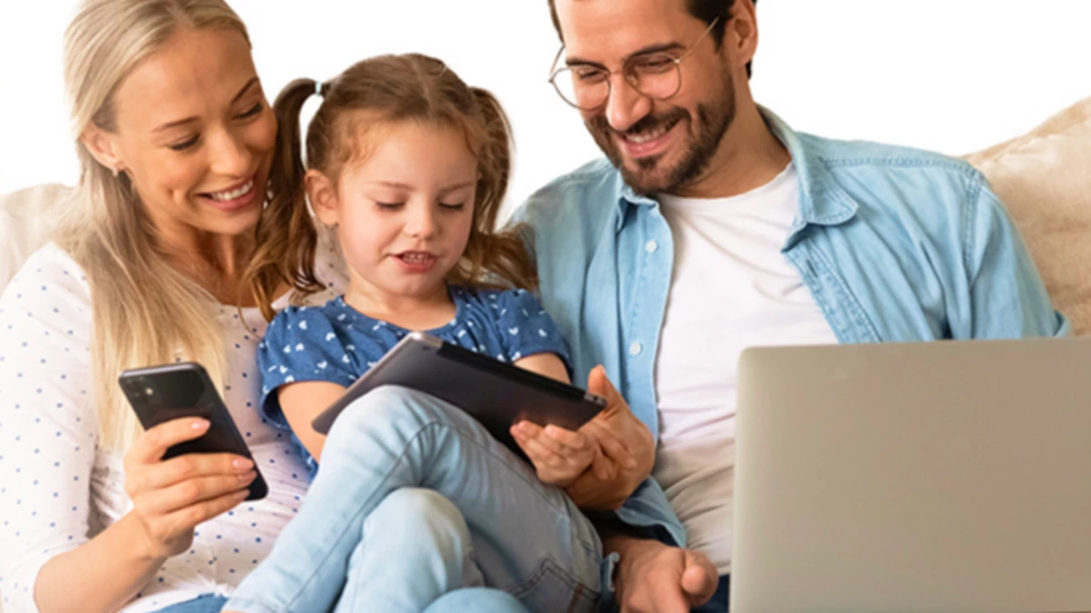 Famiglia in casa mentre usa la connessione internet