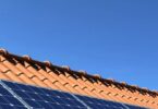 Impianto fotovoltaico in una scena domestica