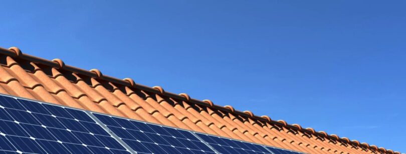Impianto fotovoltaico in una scena domestica