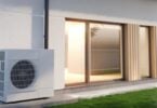 Unità esterna di una pompa di calore accanto a una casa