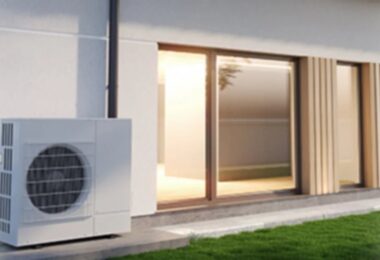 Unità esterna di una pompa di calore accanto a una casa