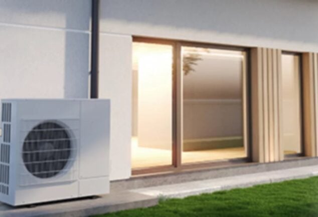 Unità esterna di una pompa di calore accanto a una casa