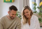 Famiglia in casa davanti a una soluzione di riscaldamento