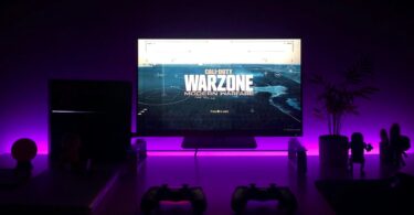 Postazione gaming con console e schermo in un ambiente domestico