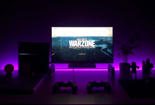 Postazione gaming con console e schermo in un ambiente domestico